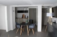 布如克纽多夫Hotel Restaurant Joseph的配有黑色桌子和椅子的餐厅