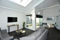Southwark Hotel & Apartments的电视和/或娱乐中心