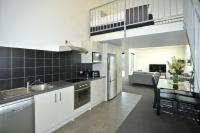 Southwark Hotel & Apartments的厨房或小厨房