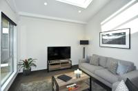 Southwark Hotel & Apartments的电视和/或娱乐中心