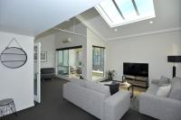 Southwark Hotel & Apartments的电视和/或娱乐中心