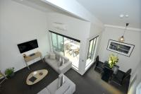 Southwark Hotel & Apartments的电视和/或娱乐中心