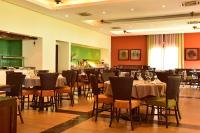 佩斯塔纳圣多美酒店餐厅或其他用餐的地方