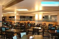 比洛克西Treasure Bay Casino &amp; Hotel-Adults Age 21 and Above的摆满桌椅的餐厅