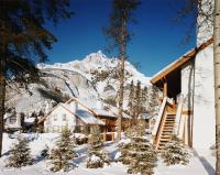 班夫班福洛基山度假酒店的雪中的房子,背景是山