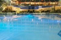 比洛克西Treasure Bay Casino &amp; Hotel-Adults Age 21 and Above的大楼里一大片蓝色的海水