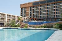 比洛克西Treasure Bay Casino &amp; Hotel-Adults Age 21 and Above的大楼前的游泳池