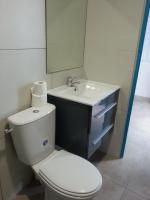 L'ANNEXE 66 , Saint Denis Centre Ville , à 200 m de la Rue Piétonne , du Petit Marché et du Leader Price , sur une rue calme, PARKING GRATUIT sur la rue的一间浴室