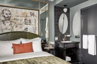 Sir Savigny Hotel, part of Sircle Collection客房内的一张或多张床位