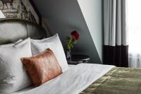 Sir Savigny Hotel, part of Sircle Collection客房内的一张或多张床位