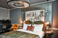 Sir Savigny Hotel, part of Sircle Collection客房内的一张或多张床位