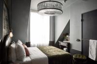 Sir Savigny Hotel, part of Sircle Collection客房内的一张或多张床位