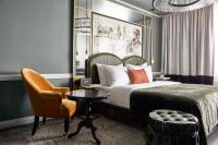 Sir Savigny Hotel, part of Sircle Collection客房内的一张或多张床位