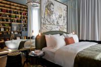 Sir Savigny Hotel, part of Sircle Collection客房内的一张或多张床位