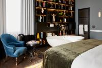 Sir Savigny Hotel, part of Sircle Collection客房内的一张或多张床位