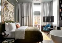 Sir Savigny Hotel, part of Sircle Collection客房内的一张或多张床位