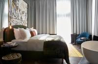 Sir Savigny Hotel, part of Sircle Collection客房内的一张或多张床位