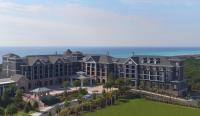 德斯坦Henderson Beach Resort的度假村的鸟瞰图，背景是大海