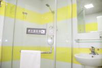 7天连锁酒店广州高铁南站会江地铁站店的一间浴室