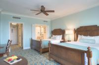 Henderson Beach Resort客房内的一张或多张床位