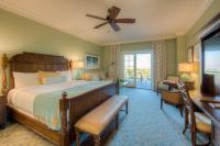Henderson Beach Resort客房内的一张或多张床位