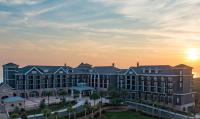 德斯坦Henderson Beach Resort的日落时分 ⁇ 染度假村的外部