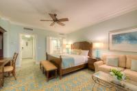 Henderson Beach Resort客房内的一张或多张床位