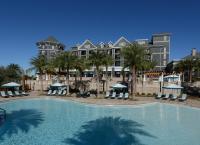 德斯坦Henderson Beach Resort的一座带游泳池和大楼的度假村
