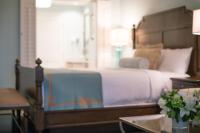 Henderson Beach Resort客房内的一张或多张床位