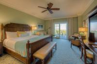 Henderson Beach Resort客房内的一张或多张床位