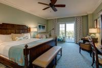 Henderson Beach Resort客房内的一张或多张床位