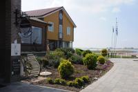 Residentie Oosterschelde外面的花园
