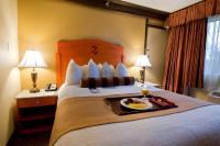 Abercorn Hotel, Trademark Collection by Wyndham客房内的一张或多张床位