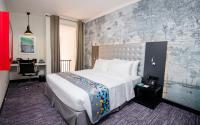 Fairway Colombo - Sri Lanka&#39;s First Hotel With Robot Technology客房内的一张或多张床位
