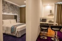 Fairway Colombo - Sri Lanka&#39;s First Hotel With Robot Technology客房内的一张或多张床位