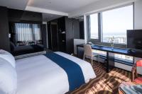 Gloucester Hotel Jeju客房内的一张或多张床位