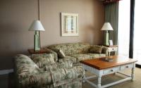 默特尔比奇Club Regency at Regency Towers的带沙发和咖啡桌的客厅