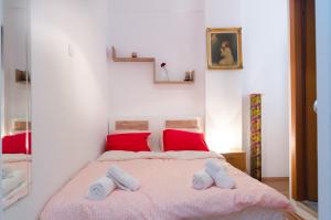 塞萨洛尼基Aristotelous street small apartment的一间卧室配有一张床,上面有两条毛巾