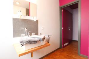 斯塔沃洛奥玛艾梅酒店的一间带水槽和镜子的浴室