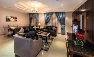 利雅德Boudl Al Malaz的客厅配有沙发和桌子