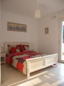 昂代HENDAYE- T2 3*-Wifi-350m plage-terrasse-garage的一间卧室配有红色枕头的床