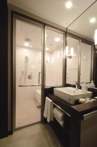 福冈福冈皇家花园酒店的一间带水槽和淋浴的浴室