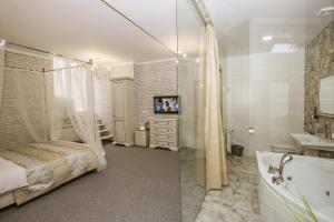 哈尔科夫利里维迷你酒店的一间带床、浴缸和水槽的浴室