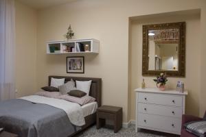 埃格尔Zora Apartman的一间卧室配有床、镜子和梳妆台