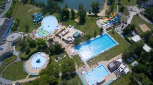 多瑙斯特雷达Hotel Thermalpark的享有带游泳池的游乐园的空中景致