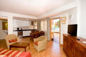 多列毛利诺斯厄瓜多尔公园公寓的客厅以及带沙发和桌子的厨房。