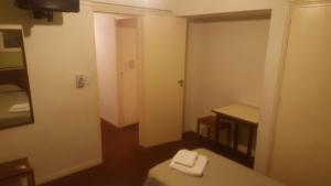 马德普拉塔科姆波斯特拉酒店的小房间设有床和镜子