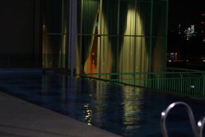 波德申天堂Spa酒店的一座游泳池,晚上与大楼相连