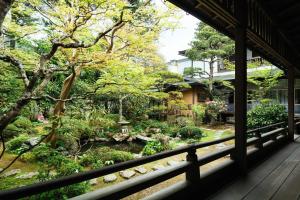 高野山高野山 宿坊 増福院 -Koyasan Shukubo Zofukuin-的门廊享有花园景色