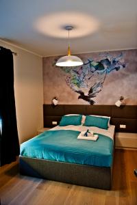 亚斯塔尔尼亚Willa Haven BlueApart Jastarnia的一间卧室配有一张壁画床
